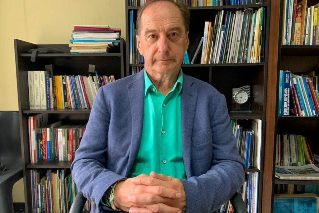 Fotografía del 20 de marzo de 2025 del investigador español Carlos Martín Beristain posando en una entrevista con EFE, en Guayaquil (Ecuador). Foto: EFE