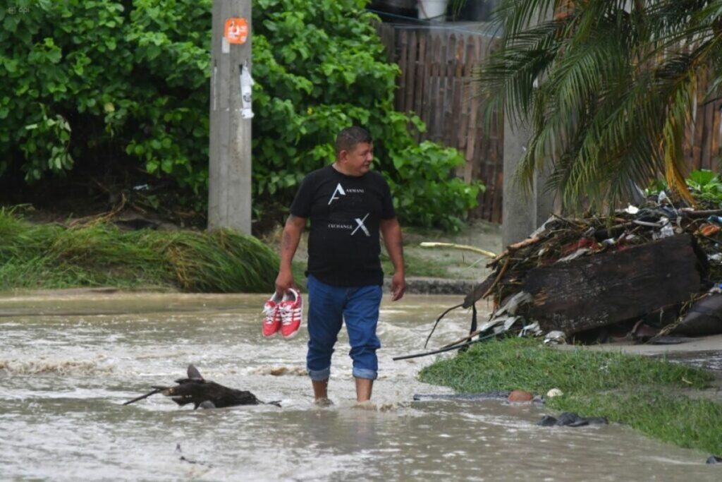 Las fuertes lluvias dejaron personas fallecidas en Ecuador. • Foto: API.