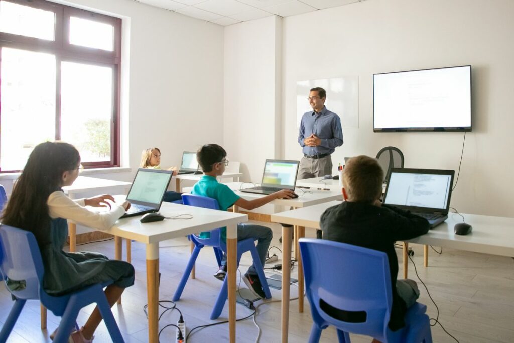 Imagen referencial de estudiantes durante clases.