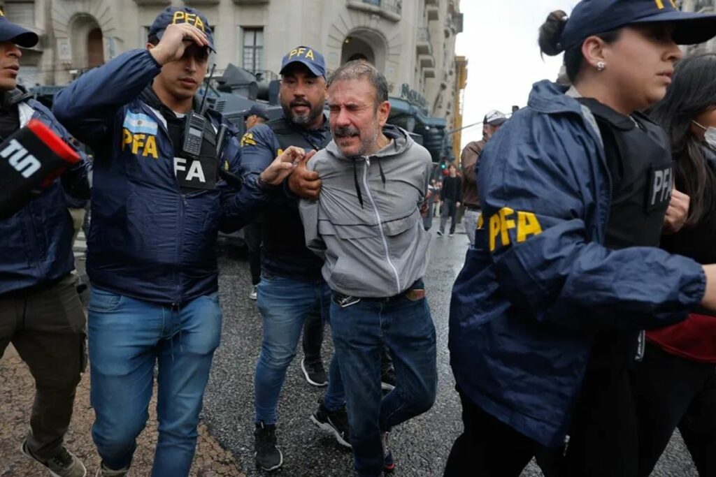 Un hombre es detenido por miembros de policía argentina, frente al Congreso de la Nación en Buenos Aires (Argentina). EFE