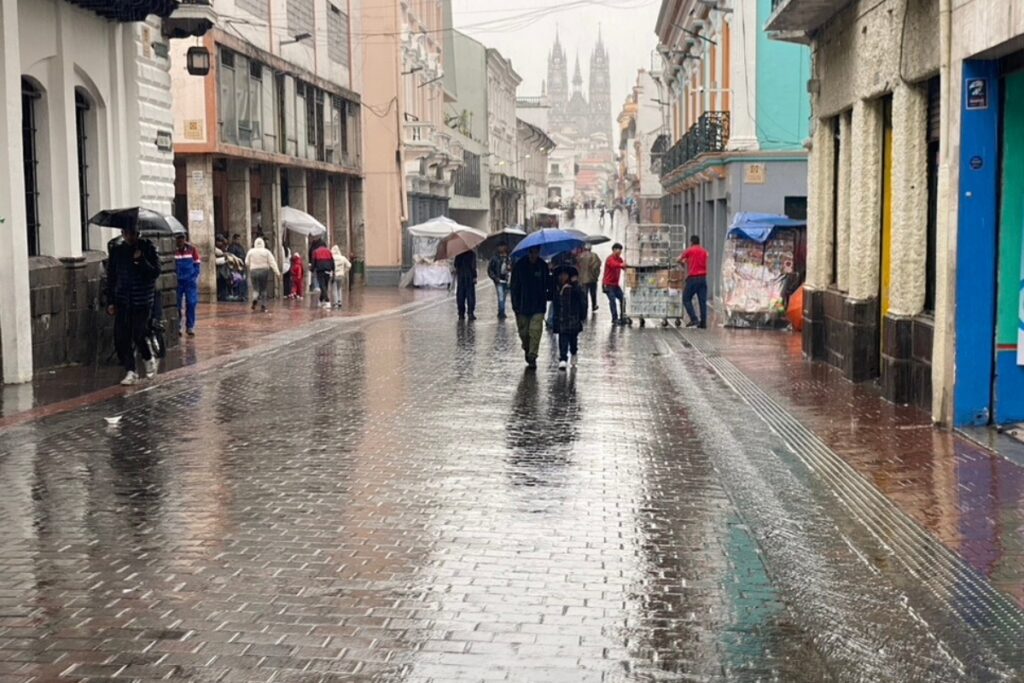 La lluvia y el clima frío acompaña a Quito este 13 de marzo.
