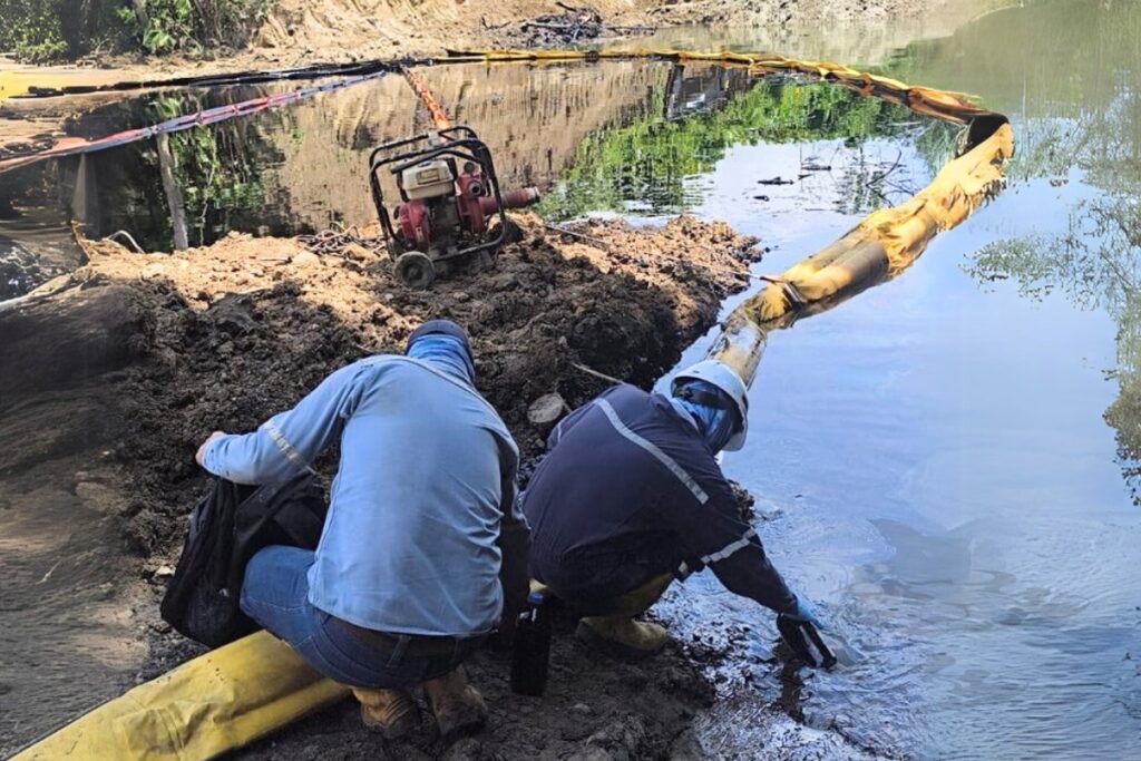 Los técnicos realizan la recolección y limpieza de petróleo en Esmeraldas que se derramó el 13 de marzo de 2025, luego de la rotura de la tubería del SOTE.