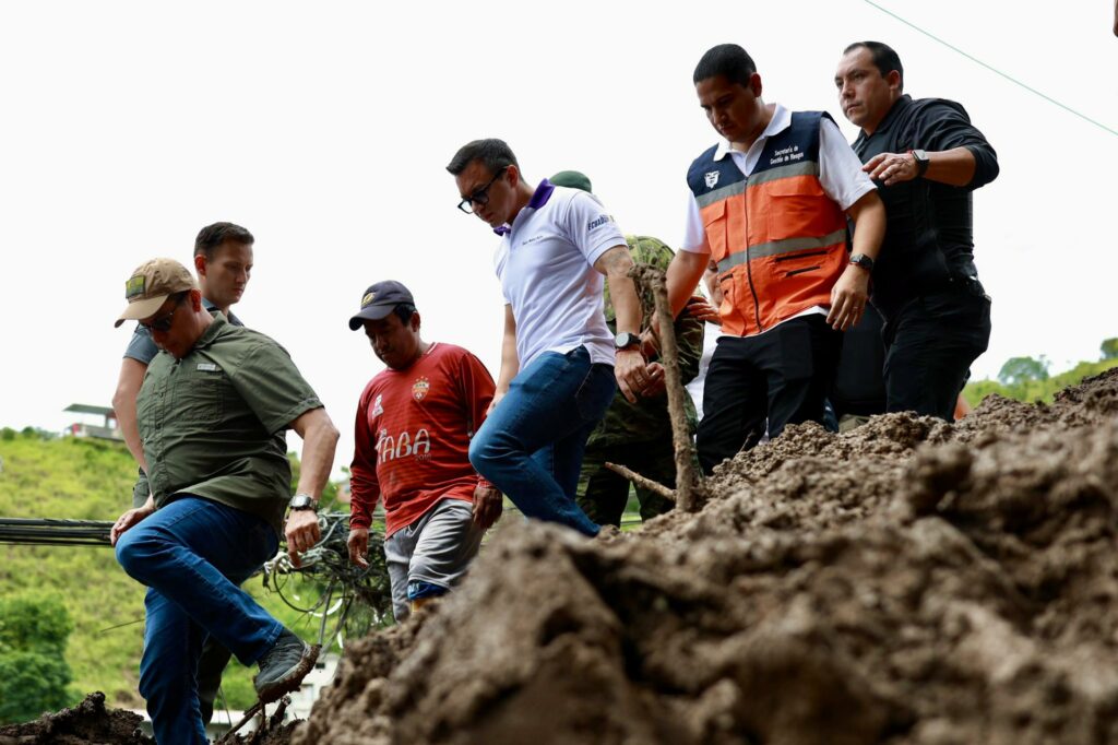 El presidente Noboa recorrió con su equipo las zonas afectadas de Piñas y otras localidades costeras. Foto: Cuenta de X de Daniel Noboa