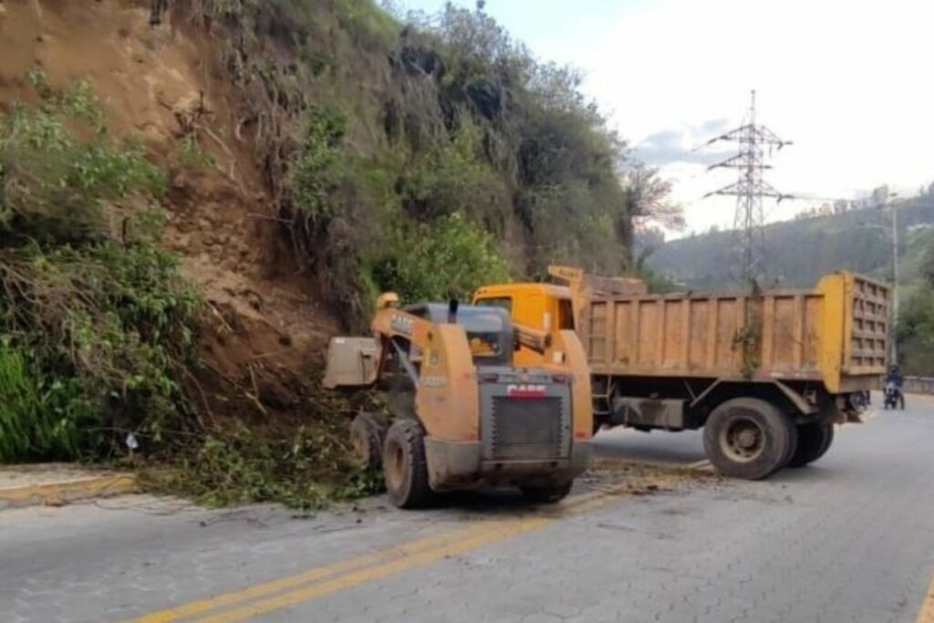 En la avenida De los Conquistadores varios árboles y deslizamientos se han dado por las lluvias.