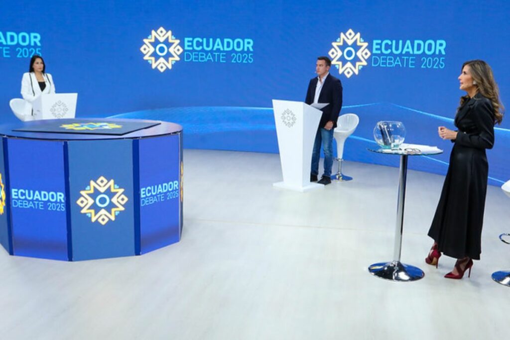 Luisa González (I) y Daniel Noboa, con la moderadora del debate, Ruth del Salto.