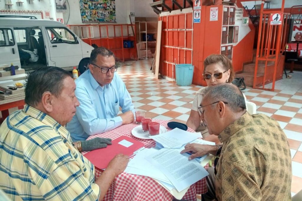 Guillermo Lomas (i) de la Federación Gallística de Ecuador, se sumó a la campaña para la revocatoria de Muñoz.
