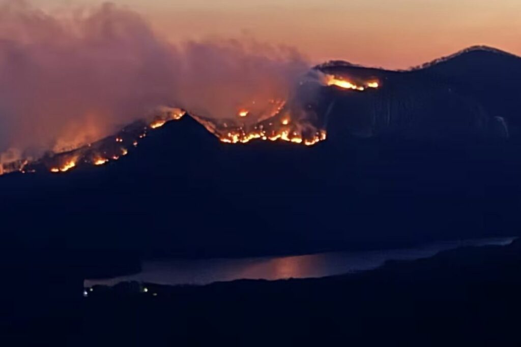 en Carolina del Norte los bomberos luchan contra tres incendios activos en el condado de Polk. Foto: Redes Sociales
