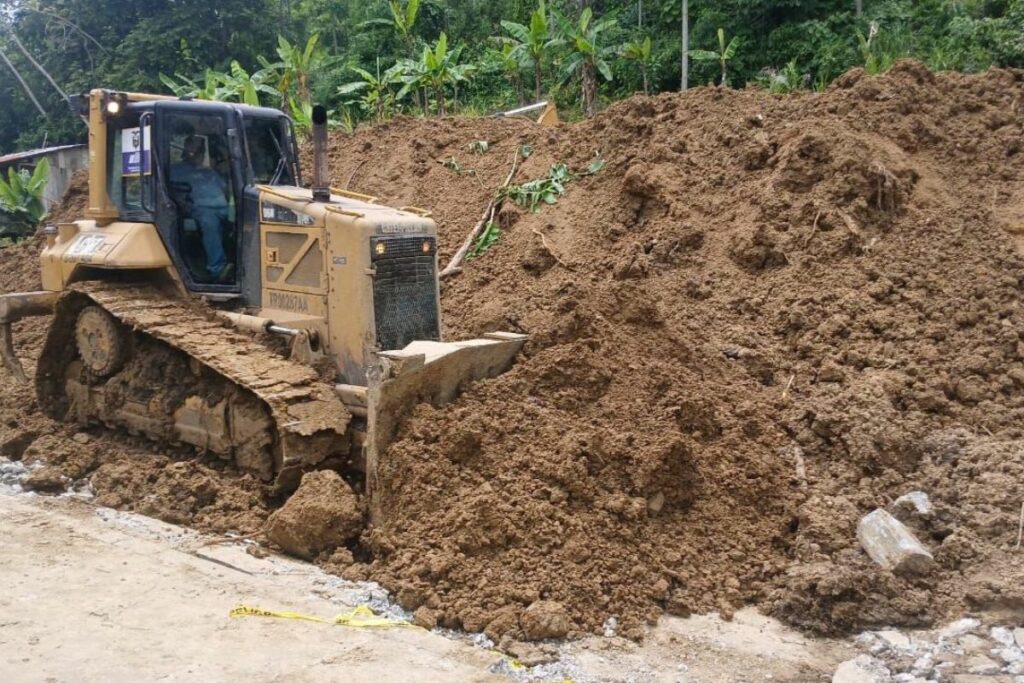 El programa ‘Ecuatorianos en Acción’ entregará dos pagos de 400 dólares a quienes participen en actividades para superar la emergencia invernal. Foto: Ministerio de transporte.