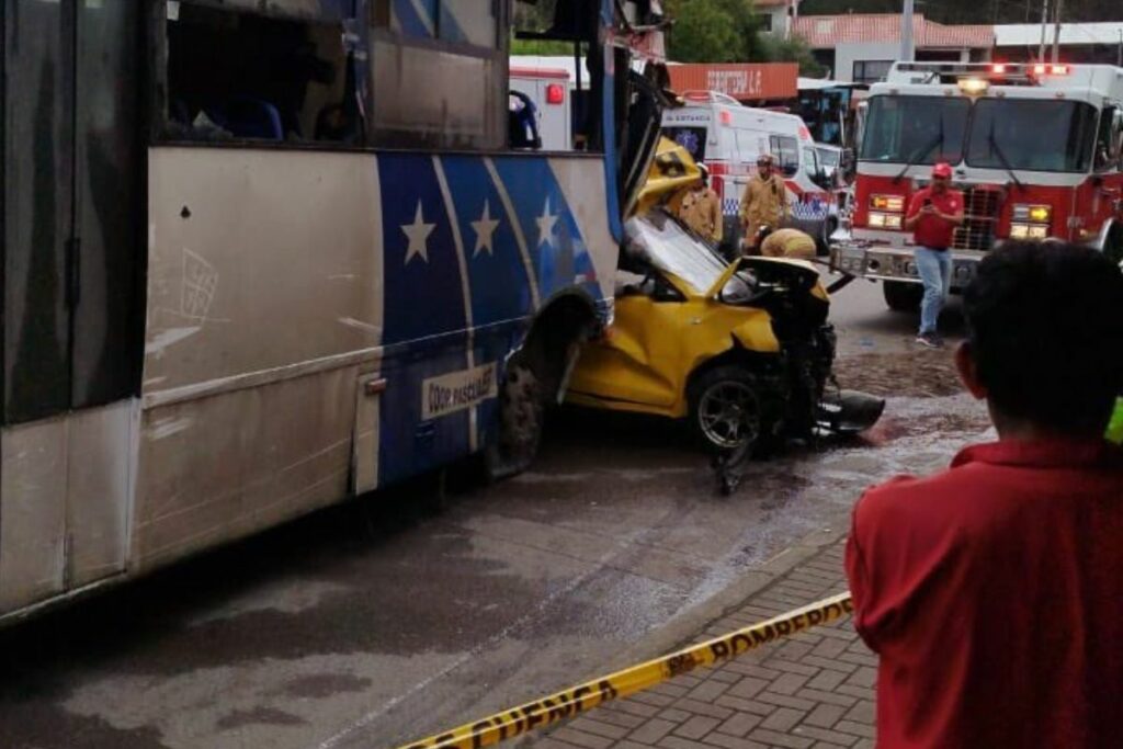 El siniestro en Sayausí, Cuenca, ocurrió en la vía Cuenca-Molleturo y movilizó a bomberos, Policía y personal de salud para atender la emergencia. Foto: Redes Sociales.