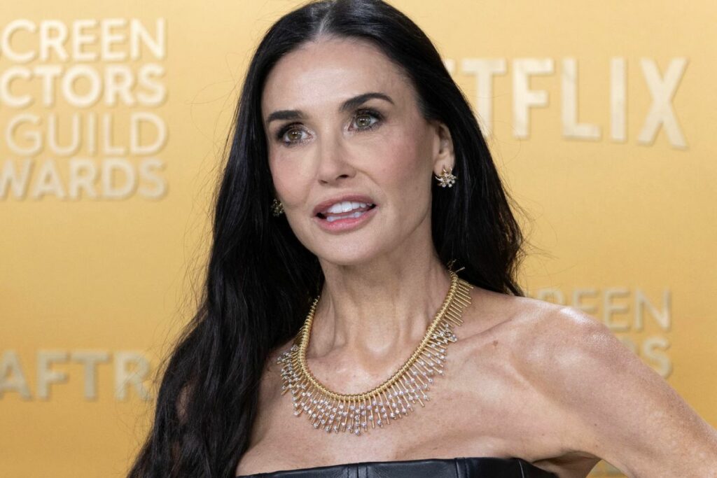 Demi Moore posa a su llegada a la ceremonia de entrega de los premios del Sindicato de Actores (SAG). Foto EFE.