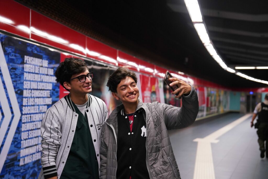 Los jóvenes se sienten más seguros para encontrarse entre amigos, caminar, conversar e ir a sitios culturales o de entretenimiento cercanos al Metro.