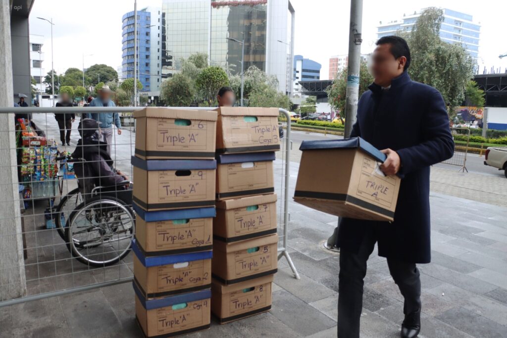 Ingreso al Complejo Judicial Norte a la Audiencia Telemática, de las 11 cajas con los cuerpos del proceso denominado Triple A.