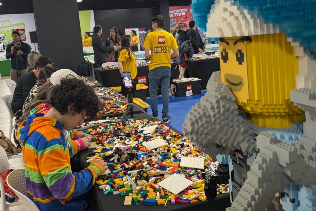 Personas construyendo en una zona de LEGO.