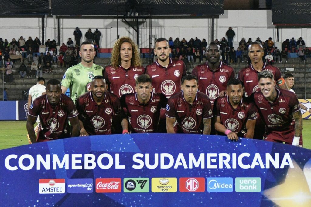 Plantel de Mushuc Runa en la Copa Sudamericana 2025.