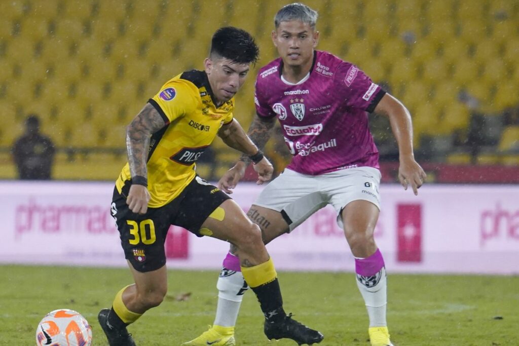 Bryan Oyola de Barcelona SC (izq.) protege un balón ante Jordy Alcívar de Independiente del Valle.