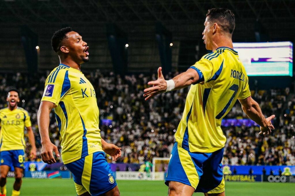 Cristiano Ronaldo (der.) celebra un gol con el Al-Nassr en la 'Champions' de Asia.
