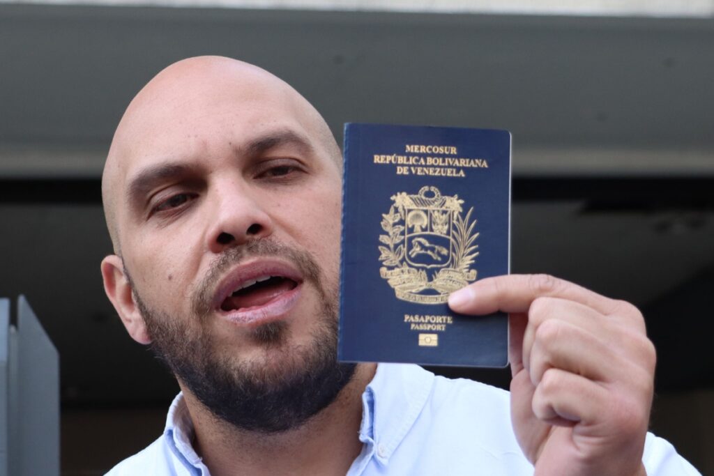 Ciudadano venezolano en Ecuador con su pasaporte.