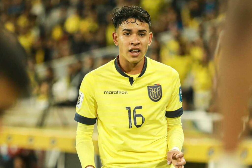 Kendry Páez, volante de la Selección de Ecuador del DT Sebastián Beccacece, en un partido de eliminatorias.