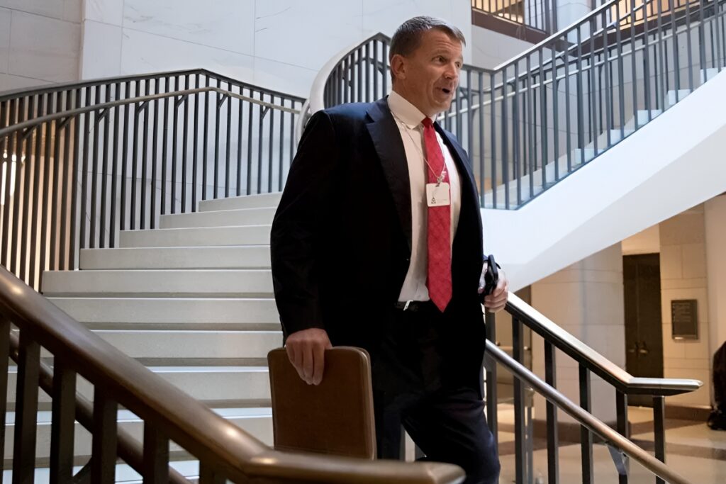 Erik Prince aparece en una reunión cerrada del Comité Permanente de Inteligencia de la Cámara de Representantes en noviembre de 2017.