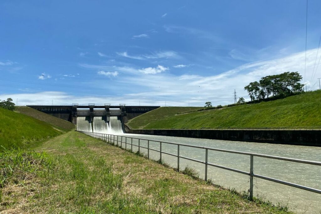 Celec inició descargas controladas en el embalse Daule-Peripa para regular su nivel.
