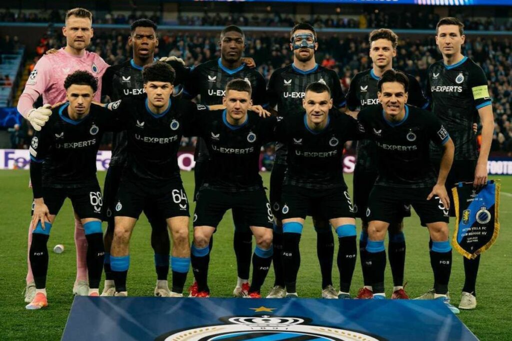 Equipo del Brujas ante el Aston Villa en la UEFA Champions League.