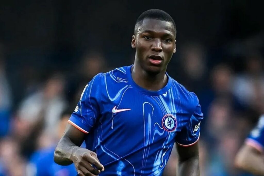 Moisés Caicedo durante un partido con el Chelsea antes de la UEFA Conference League.
