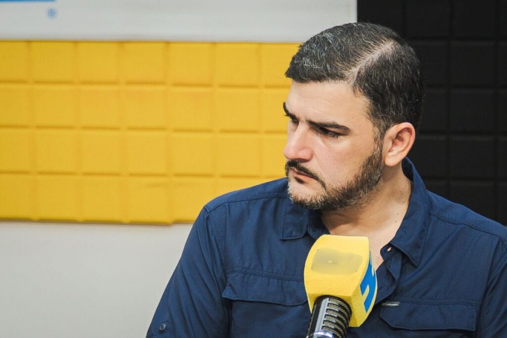Aquiles Alvarez en una entrevista radial.
