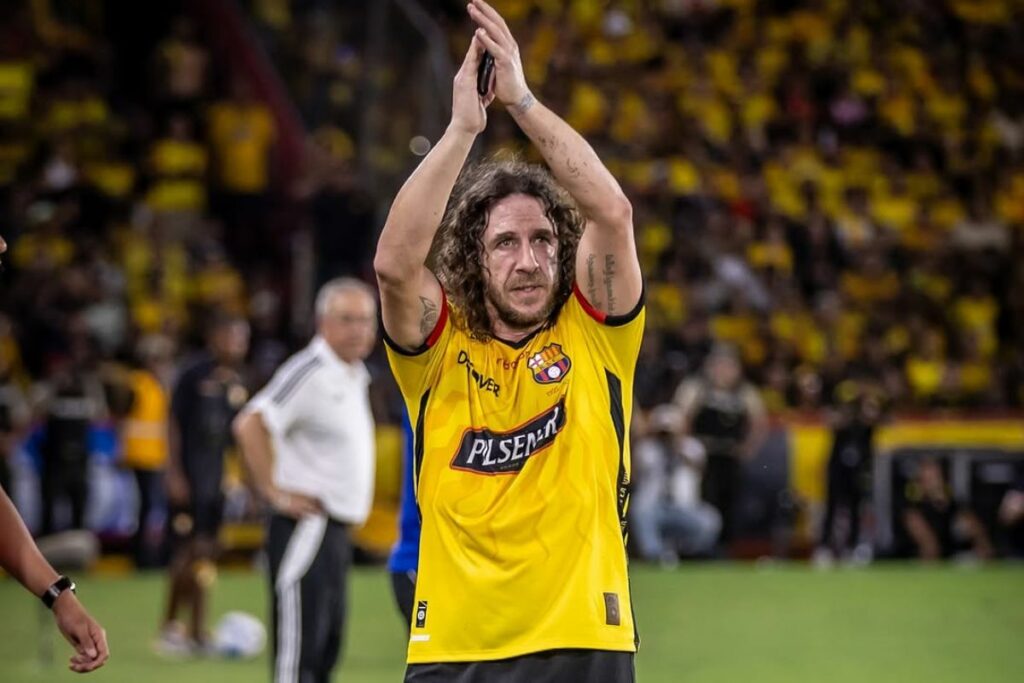 Carles Puyol con la camiseta de Barcelona SC en la Noche Amarilla de 2025.