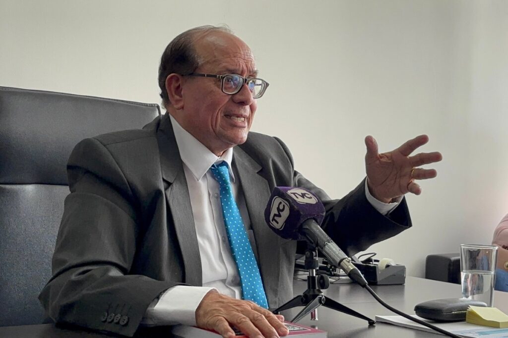 Eduardo Franco Loor en una entrevista con TVC.