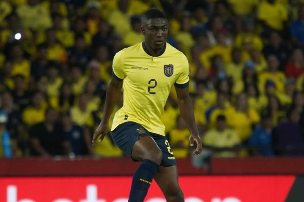 Joel Ordóñez en un partido de la Selección de Ecuador.