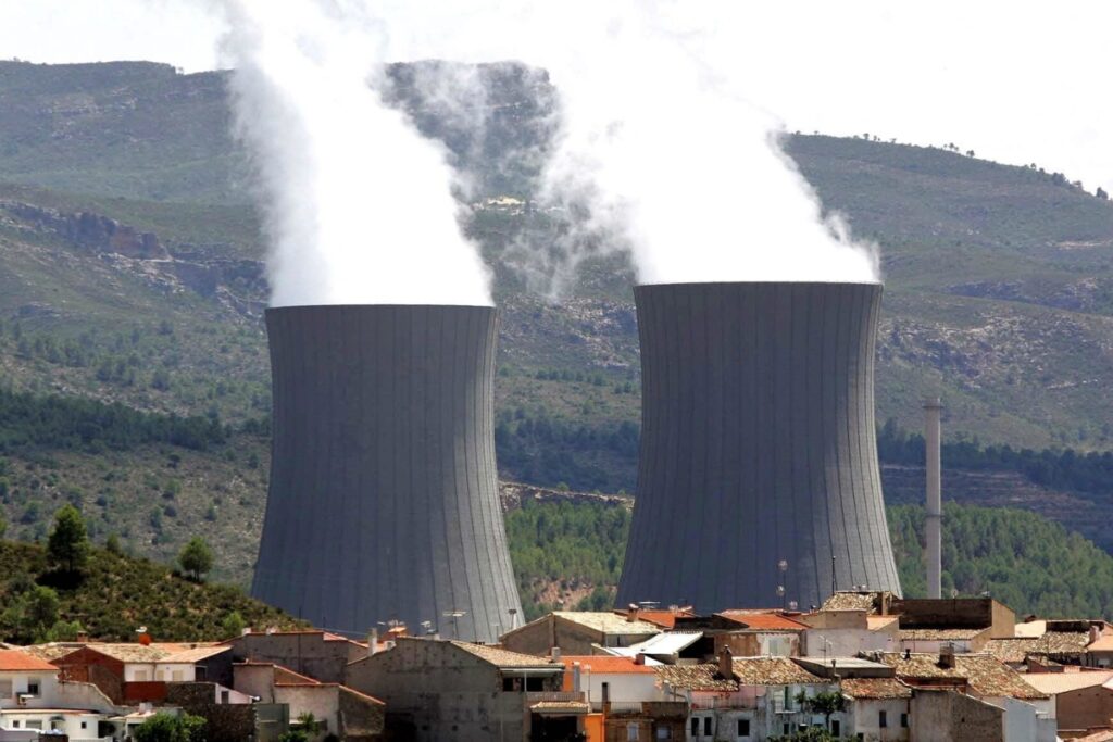 Torres de refrigeración de la central nuclear de Cofrentes.