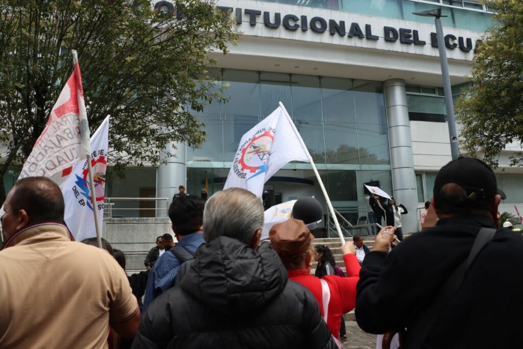 Trabajadores de CNEL , realizaron un plantón en la Corte Constitucional, para exigir se respete sus derechos laborales.