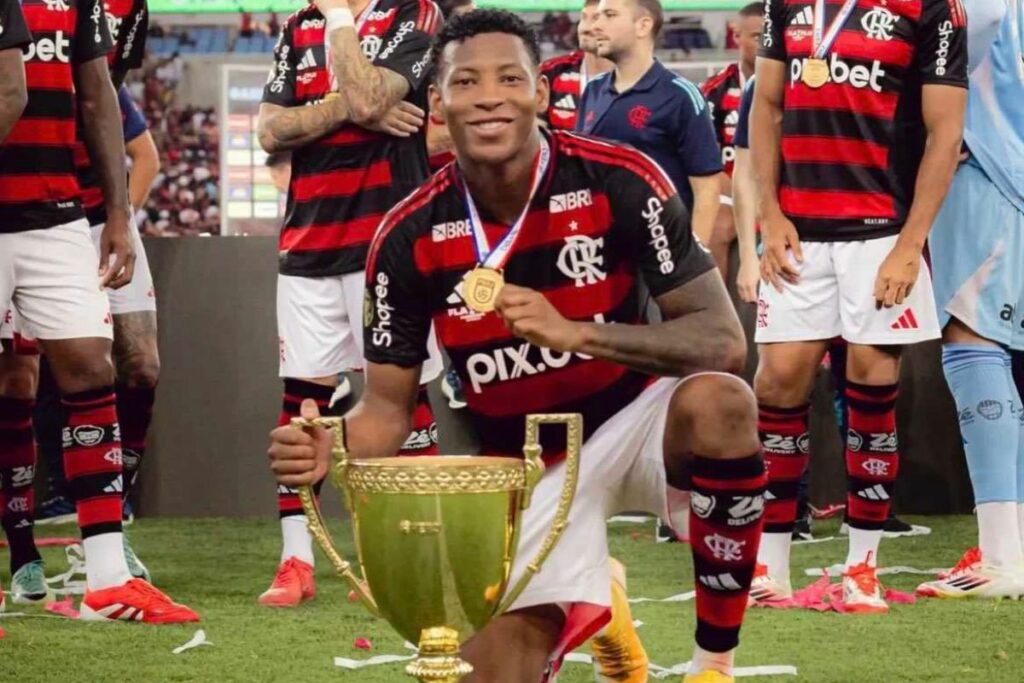 Gonzalo Plata celebra la obtención del Torneo Carioca en Brasil.