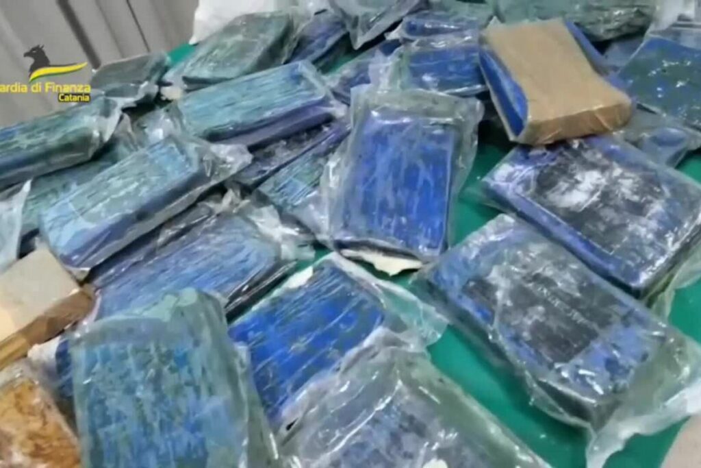 El grupo criminal importaba cocaína oculta en dobles fondos de contenedores de fruta procedentes de Sudamérica, que llegaban en barco al puerto de Catania, en la isla de Sicilia.