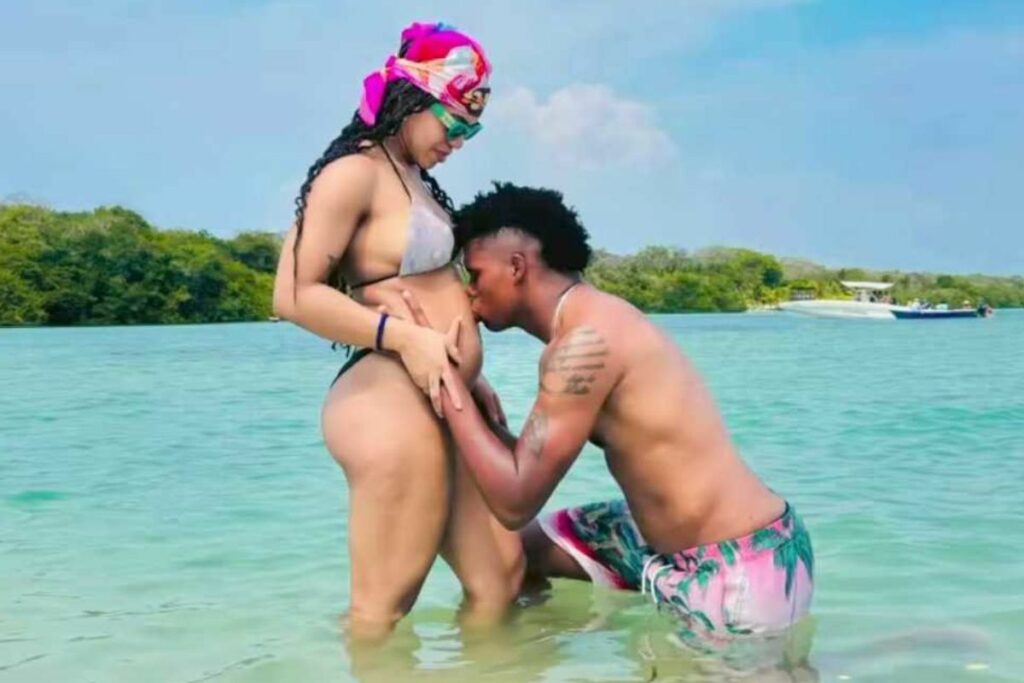 La pesista Angie Palacios (izq.) junto al futbolista Bryan de Jesús.