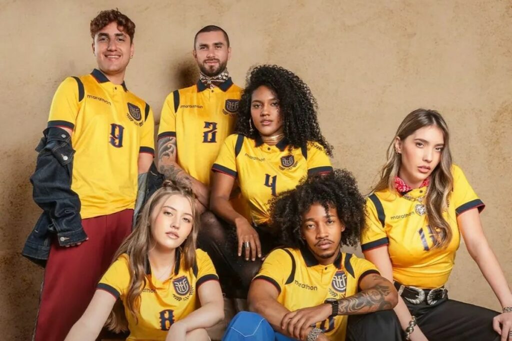 Modelos utilizan la nueva camiseta de la Selección de Ecuador.
