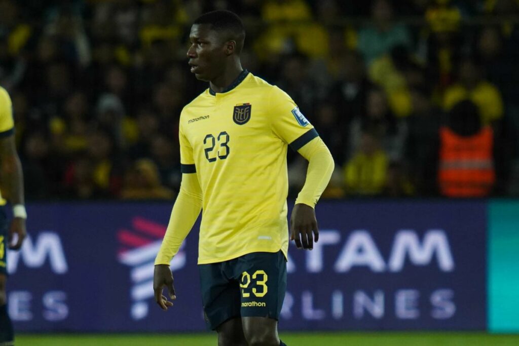 Moisés Caicedo en un partido de la Selección de Ecuador en eliminatorias.