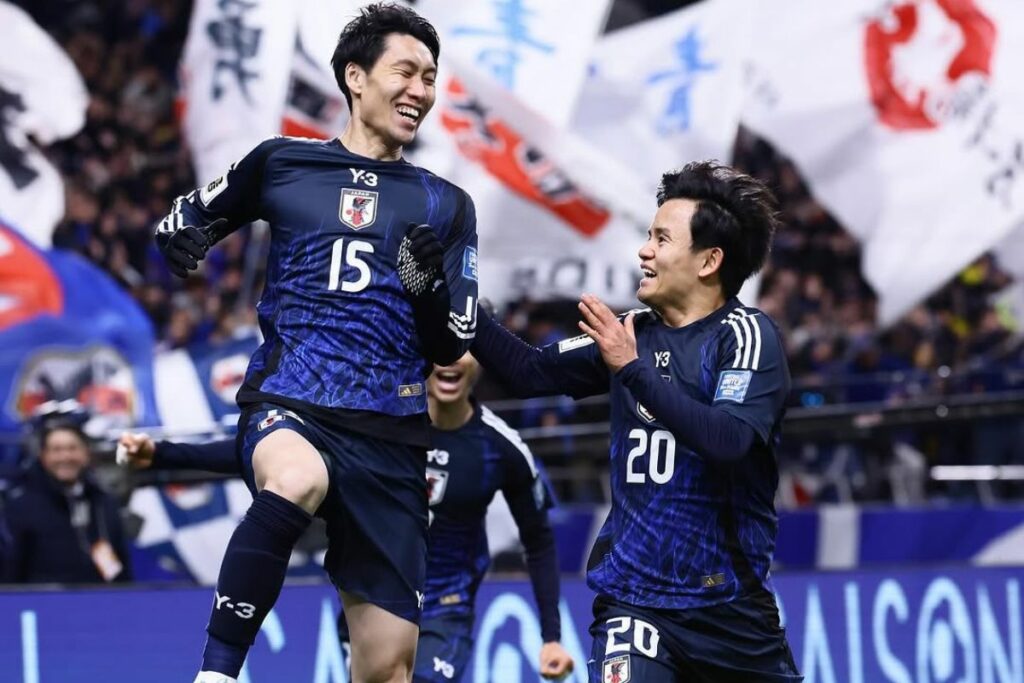 Daichi Kamada y Takefusa Kubo celebran un gol con Japón en la clasificación al Mundial 2026.