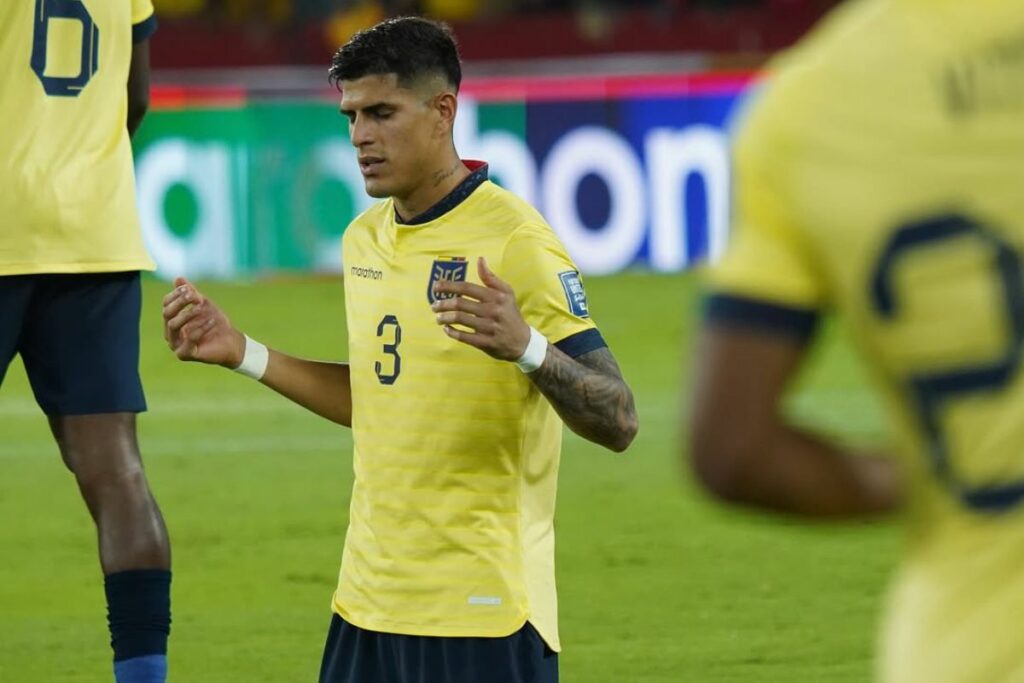 Piero Hincapié, defensa de la Selección de Ecuador, en un partido de eliminatorias al Mundial 2026.