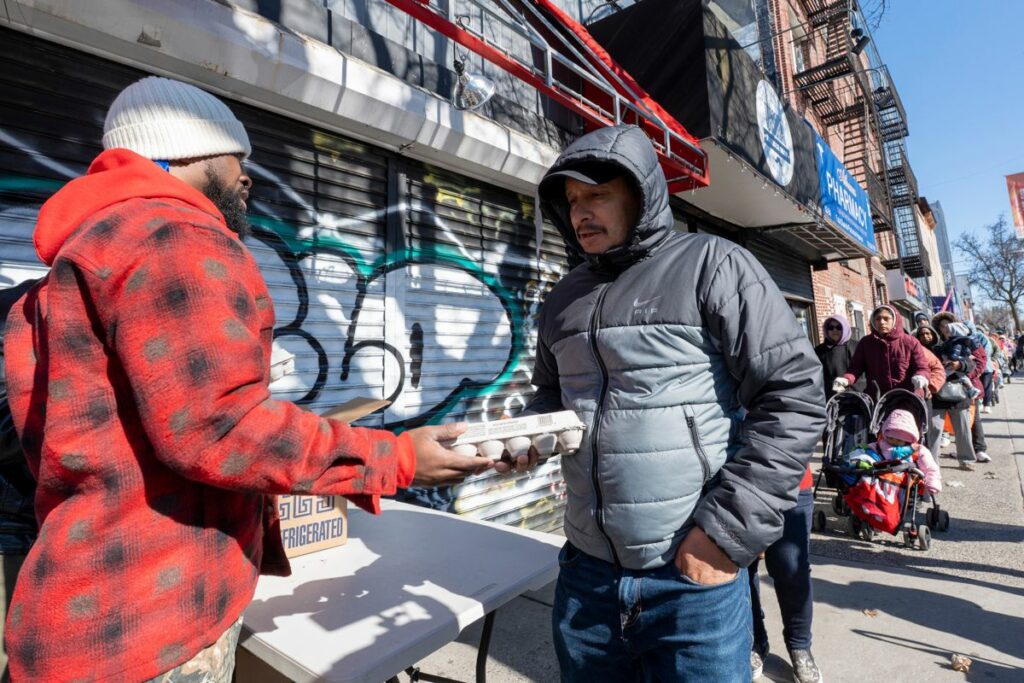 Un hombre recibe huevos este viernes, en Nueva York (Estados Unidos).