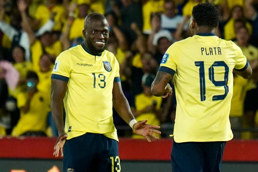 Enner Valencia y Gonzalo Plata, jugadores de la Selección de Ecuador celebran un gol.