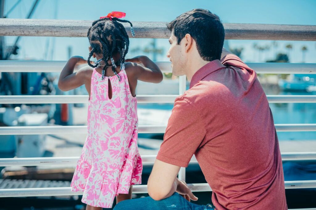 Italia permite adopciones de menores a solteros.