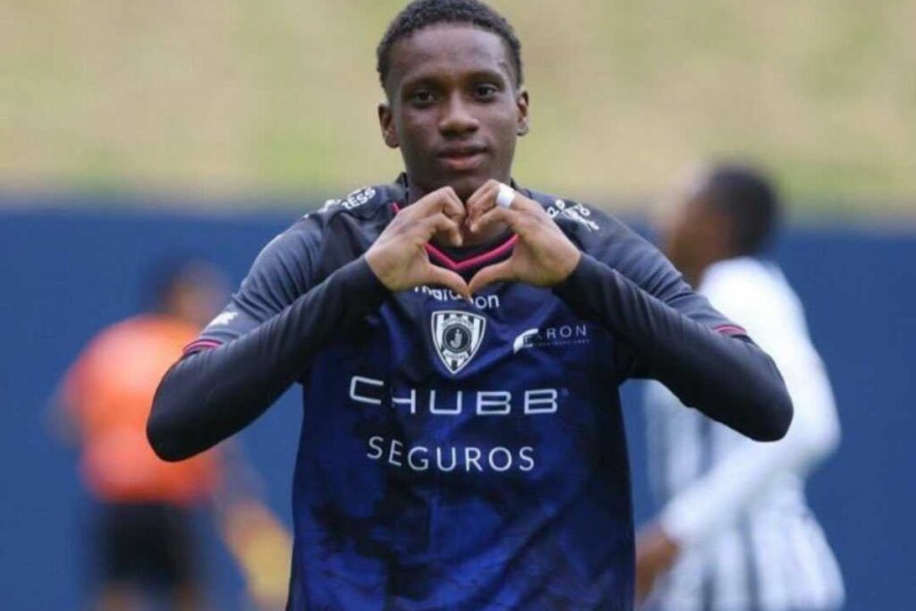 Darwin Guagua celebra un gol ante de estar con la Selección de Ecuador.