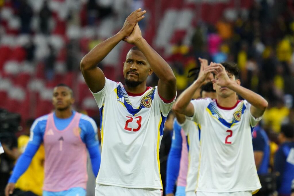Salomón Rondón (centro), capitán de Venezuela, en su último partido ante la Selección de Ecuador.