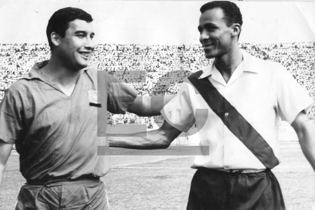 Carlos Campos de Chile (izq.) junto a a Alberto Spencer (der.) de la Selección de Ecuador.