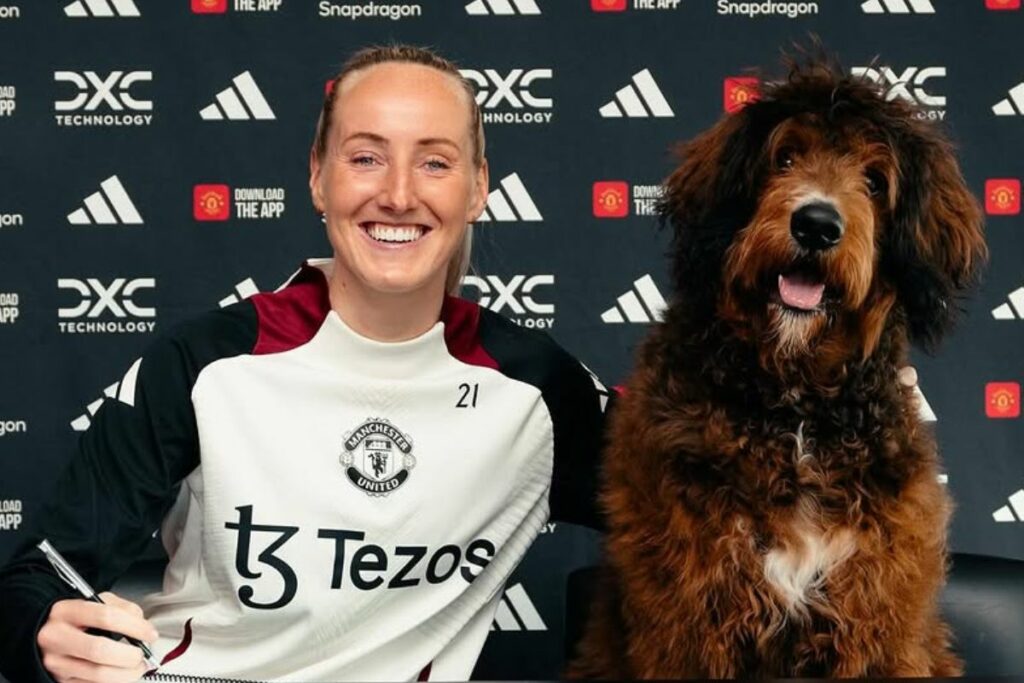 Esta defensa acudió a la firma de su contrato con su perro. Foto: Instagram