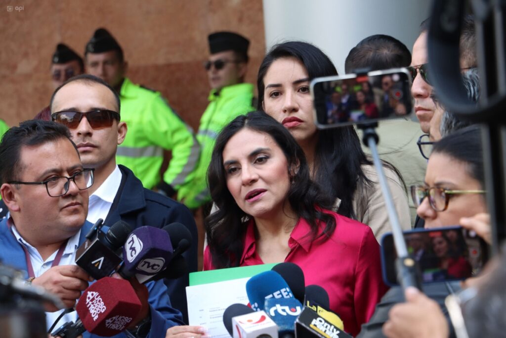 Verónica Abad en los exteriores de la Asamblea Nacional.