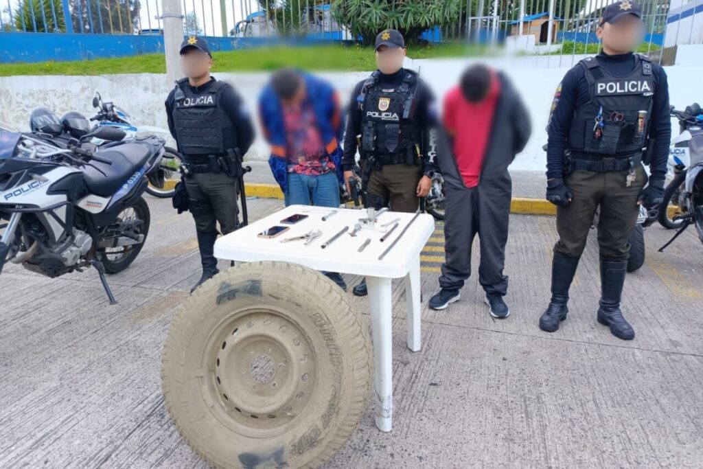 Personas capturadas luego de robar una llanta en un centro comercial de Quito.