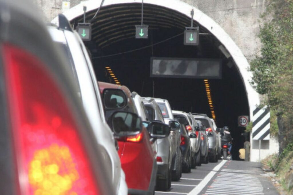 La congestión en el túnel Guayasamín sería un factor que ayude a los motociclistas que cometieron un delito darse a la fuga.