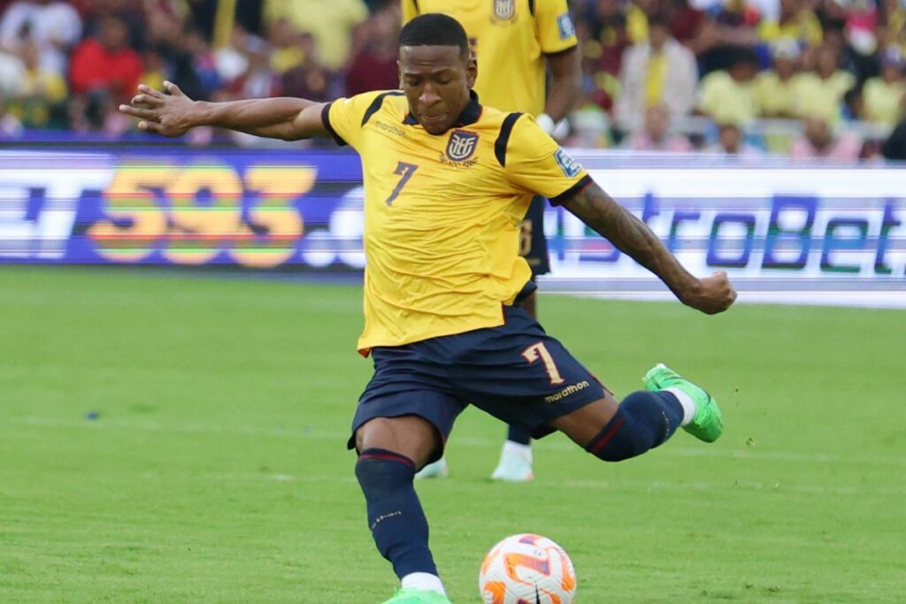 Pervis Estupiñán con la Selección de Ecuador ante Venezuela en elilminatorias.